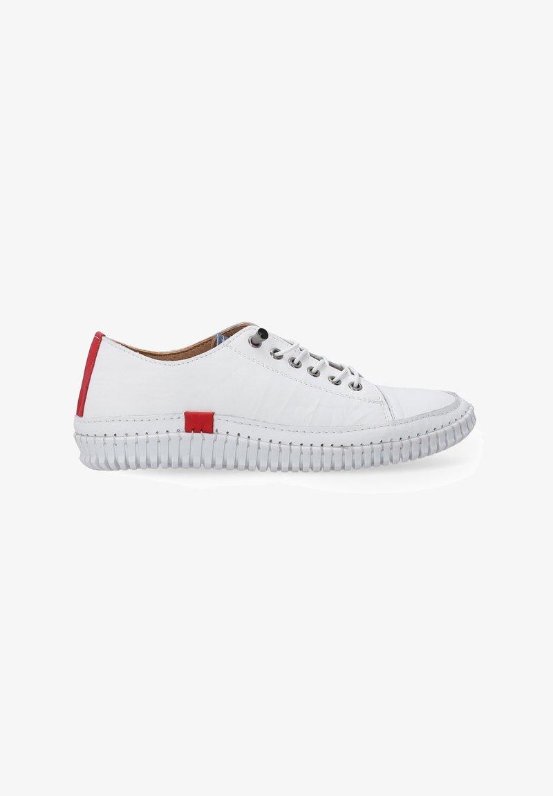 Weiße Sneaker mit roten Akzenten, Obermaterial aus Leder, runde Zehenpartie, Metallösen für die Schnürsenkel und profilierte Gummisohle mit gerilltem Design.