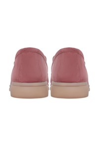 Paire de chaussures en daim rose poussiéreux à enfiler avec semelles en caoutchouc beige clair, vues de dos sur fond blanc.