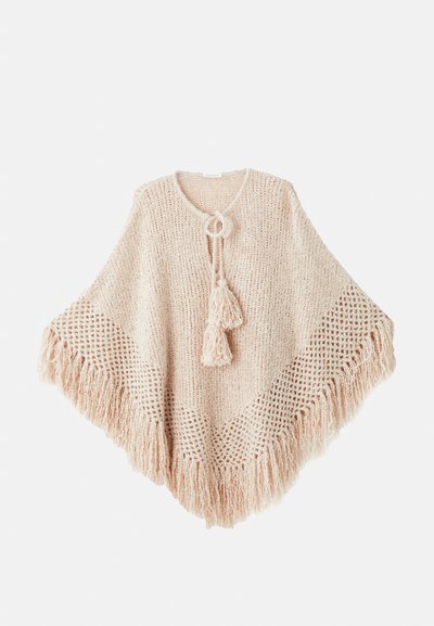 Poncho de punto en suave rosa con cuello redondo, borlas decorativas, tejido abierto en los bordes y detalles de flecos a lo largo del dobladillo.