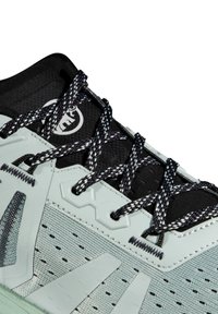 Lekki sneaker z siateczkowym cholewą w miętowym kolorze, czarnymi akcentami, wzorzystymi sznurowadłami i teksturowanym wzorem. Posiada logo na języku.
