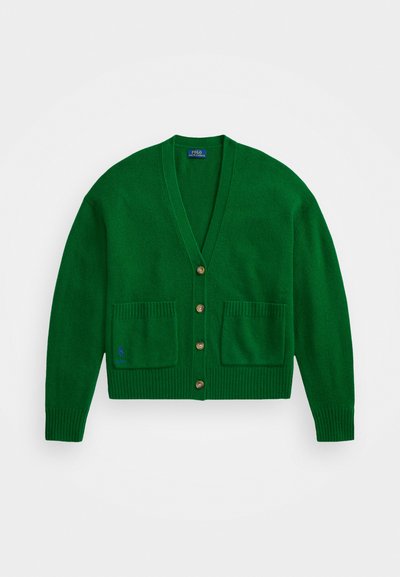 Grønn strikket cardigan med V-hals, fem knapper, brede ribbestrikkede mansjetter og to framposer. Liten logo brodert på venstre lomme.