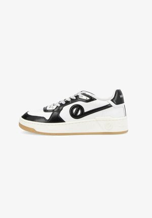 Zapatilla baja blanca y negra con suela de goma, detalles decorativos negros y un logo circular en el lateral.
