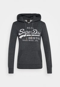 Sudadera gris oscura con bolsillo frontal, capucha con cordón y texto gráfico en blanco. Presenta puños y dobladillo acanalados para mayor textura.