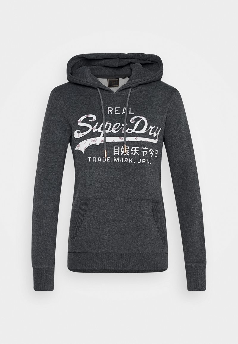 Sudadera gris oscura con bolsillo frontal, capucha con cordón y texto gráfico en blanco. Presenta puños y dobladillo acanalados para mayor textura.
