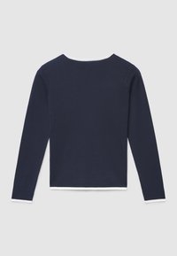 Marineblauer Strickpullover mit langen Ärmeln, weißem Rundhalsausschnitt und Saum. Einfacher, gerader Schnitt mit durchgehend gerippter Textur.