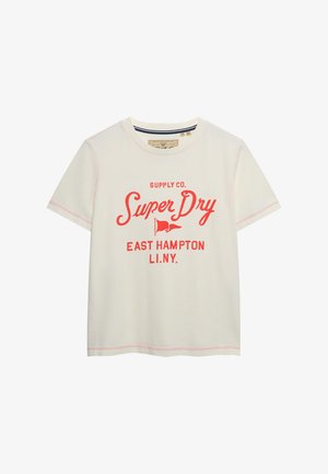 Biała koszulka bawełniana z czerwonym nadrukiem "Super Dry" i logo z akcentami. Krótkie rękawy i kontrastowe detale szwów.