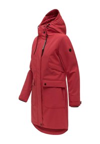 Roter langer Parka mit Kapuze, Frontreißverschluss, Taschen mit Knopfleiste und verstellbaren Bündchen, dargestellt vor weißem Hintergrund.