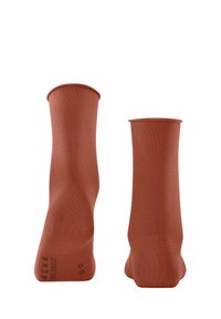Roodkleurige kniehoge sokken gemaakt van gladde stof met een naadloos ontwerp. Kenmerkt gedetailleerde branding nabij de basis en een zachte textuur.