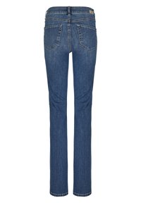 Jeans wykonane z denimu w średnim odcieniu niebieskiego, o prostym kroju nogawki, pięciu kieszeniach i kontrastowym przeszyciu. Zawierają metkę w pasie i subtelne przetarcia.