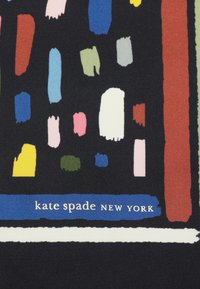 Svart stoff har fargerike penselstrøk mønstre i forskjellige nyanser, med en blå stripe nederst som inneholder teksten "kate spade new york."