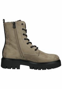 Beige ruskindsstøvler til anklerne med en sidelukning, sorte snørebånd og en kraftig sort sål. Tekstureret overflade med subtile stikninger.
