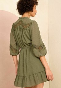 Love & Roses DOBBY DETAIL 3/4 SLEEVE MINI-REGULAR FIT - Marškininė suknelė - khaki green