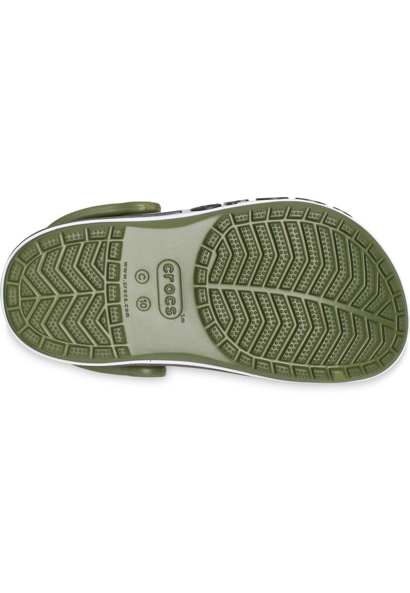 Semelle en caoutchouc verte avec un motif de semelle en zigzag. Comprend deux ouvertures latérales et le nom de la marque "Crocs" avec un indicateur de taille sous le pied.