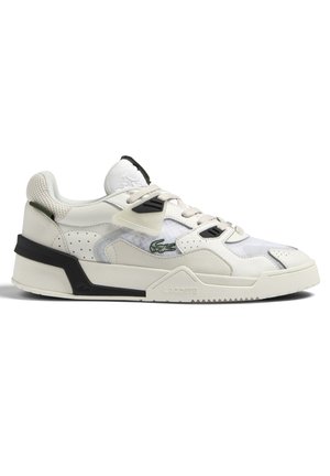 Baskets blanches en cuir et en maille, avec des accents noirs, des détails perforés et une semelle en caoutchouc texturé. Logo Lacoste affiché.