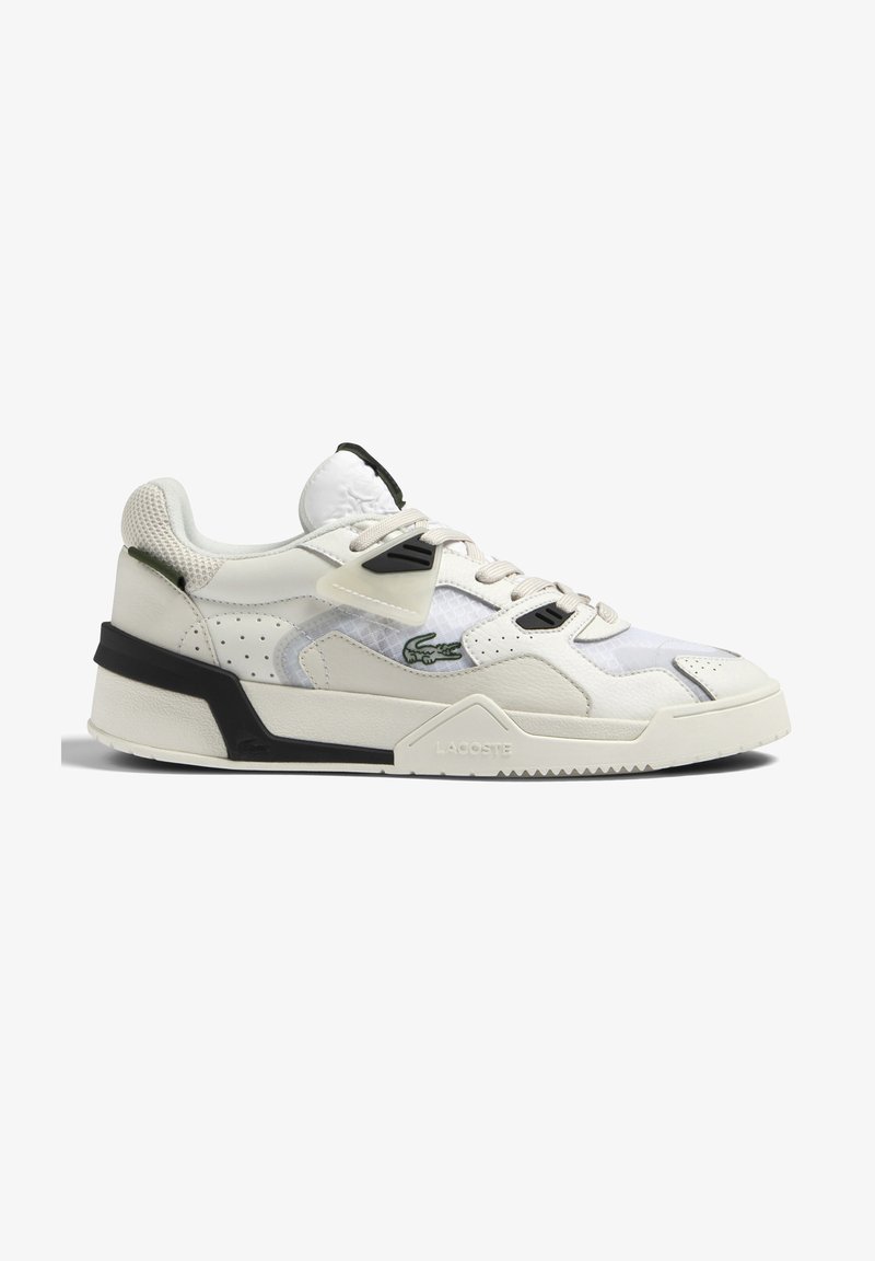 Baskets blanches en cuir et en maille, avec des accents noirs, des détails perforés et une semelle en caoutchouc texturé. Logo Lacoste affiché.