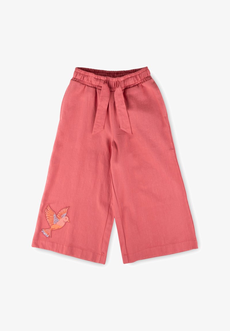 Pantalon corail rose à jambes larges avec taille élastique et cordon, arborant un oiseau brodé orange et rouge sur la jambe gauche.