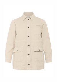 Chaqueta de lona beige con cierre de botones, dos bolsillos frontales y un bolsillo en el pecho. Presenta un cuello de camisa y detalles de costura visibles.