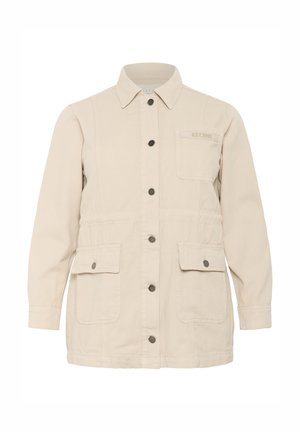 Beige canvas jas met een knoopsluiting aan de voorkant, twee zijzakken en een borstzak. Heeft een hemdkraag en zichtbare stikseldetails.