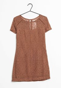 Brun spetsklänning med korta ärmar, med intrikata blommönster och utskärningsdetaljer. Materialet är lätt och strukturerat.