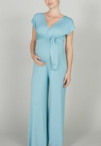 Lichtblauwe zwangerschapsjumpsuit met korte mouwen, V-hals en een strikceintuur, gemaakt van zacht, rekbaar materiaal voor comfort.