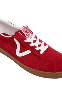 Sneaker rossa in suede con lacci bianchi e striscia laterale, dotata di suola in gomma e un'etichetta sulla linguetta che mostra il nome del marchio.