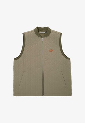 Bezramieniowa, oliwkowozielona kamizelka pikowana z zamkiem błyskawicznym z przodu, prążkowanym kołnierzem i otworami na ręce, kieszeniami bocznymi oraz małym pomarańczowym haftowanym logo na piersi.
