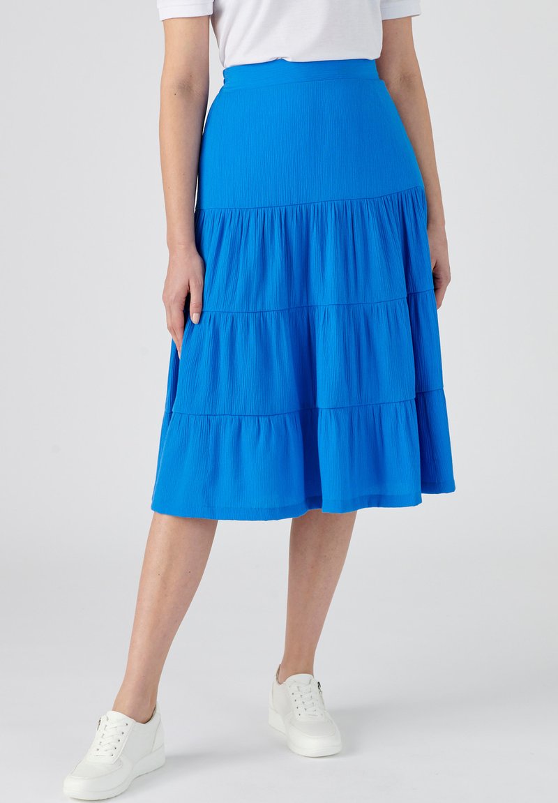 Falda midi en tonos azules con capas, fabricada en un material liviano. Presenta una cintura alta y tres secciones fruncidas, con una textura suave.