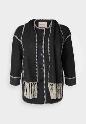Cardigan en laine gris foncé avec un devant boutonné, des finitions crème contrastantes et un ourlet à franges. Il possède des manches trois-quarts et un design décontracté.