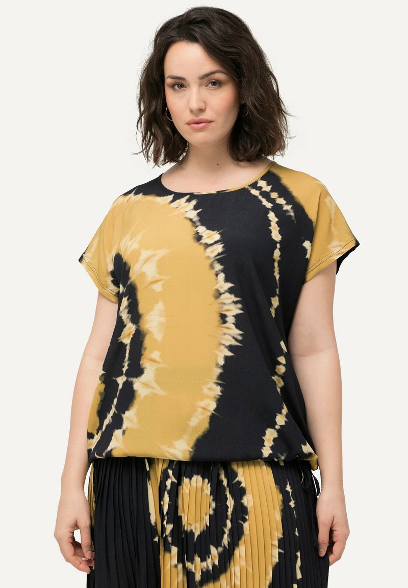 Černý a zlatý tie-dye top s krátkými rukávy, kulatým výstřihem a volným střihem, vyrobený z lehkého materiálu.