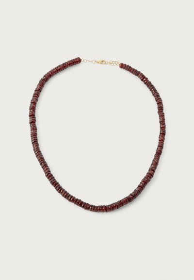 Rote Steinkette mit kleinen, runden Perlen und einem goldenen Verschluss. Die Perlen sind glänzend mit einem regelmäßigen Muster, leicht und flexibel im Design.