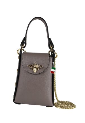 Petit sac à main en cuir gris avec un emblème de abeille en or, des accents noirs, une chaîne en bandoulière, et un charm en forme de drapeau tricolore italien.