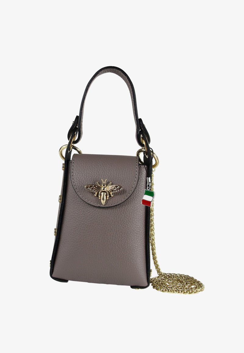 Kleine graue Lederhandtasche mit einem goldenen Bienenemblem, schwarzen Akzenten, einem Kettenriemen und einem daran befestigten Charm der tricolore italienischen Flagge.