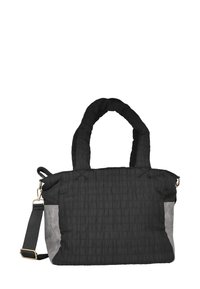 Bolso tote negro acolchado con asas acolchadas, acentos de ante gris y correa de hombro desmontable. Superficie texturizada con una apariencia en capas.