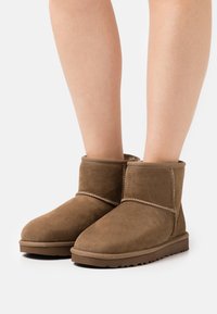 UGG - CLASSIC MINI - Klasszikus bokacsizmák - hickory Miniatűr kép 1