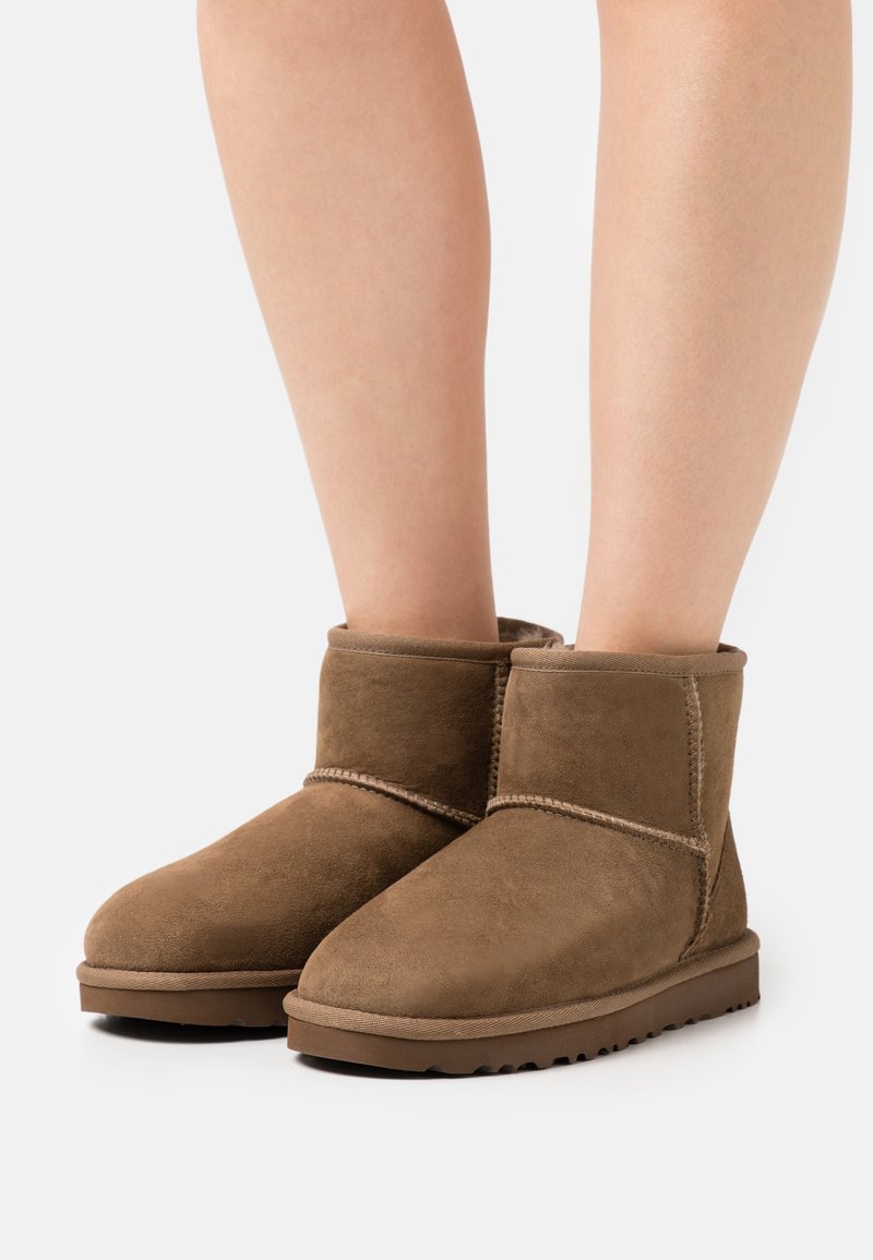 UGG - CLASSIC MINI - Klassikalised poolsaapad - hickory, Suurenda