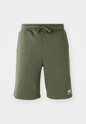 Olivové kraťasy vyrobené z mäkkej tkaniny, s elastickým pásom na šnúrku, bočnými vreckami a potlačeným logom na dolnej pravej strane.