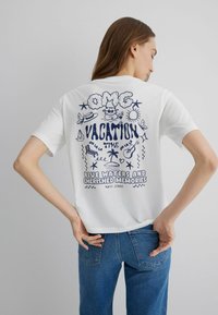 Mavi - KURZARM - MIT RUNDHALS - Print T-shirt - weiß Thumbnail Image 1
