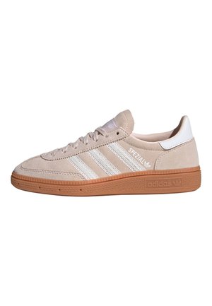 Baskets Adidas Spezial en daim beige avec bandes blanches, semelle en gomme, laçage à l'avant et languette blanche au talon.