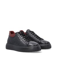 Zwarte lederen sneakers met rode accenten, ronde neus en stapelzool van rubber. Bevat getextureerde panelen en platte veters.
