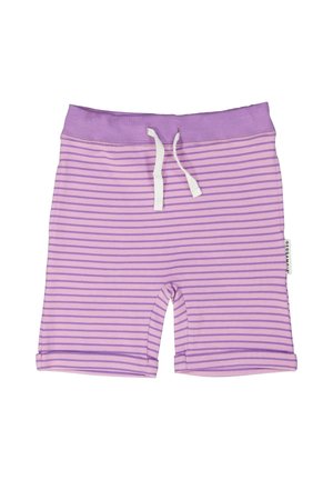 Lavendel- og lilla-stribede shorts med en blødere tekstur, prydet med et lilla taljeområde og et hvidt snoretræk. Sideetiket synlig.
