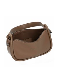 Borsa a tracolla in pelle sintetica marrone con design curvo, chiusura a zip e manico corto. Presenta un logo impresso sul davanti.
