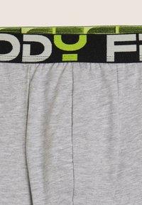 Boxer grigio con vita elastica caratterizzata da scritte a contrasto nere e verde neon. Tessuto morbido con una leggera texture e dettaglio a pieghe.