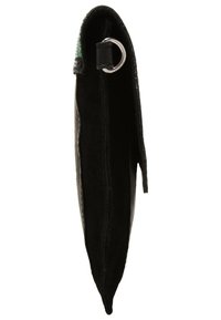 Pochette plate en cuir noir vue de côté avec un anneau métallique argenté au bord supérieur.