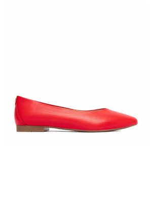 Zapato plano de cuero rojo con punta puntiaguda y suela baja marrón, mostrado de perfil sobre fondo blanco.