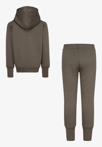 Ensemble de sweat à capuche et de joggers en vert olive foncé. Tissu doux avec des poignets et une taille côtelés, présentant une coupe décontractée et un design sans couture.