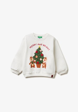Felpa bianca con la scritta "MERRY AND BRIGHT", decorata con un design di un albero di Natale e due personaggi dei cartoni animati, Chip e Dale, vestiti in abbigliamento festivo.