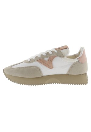 Zapatillas beiges y blancas con acentos de ante, parte superior de malla, suela de goma texturizada, cuello acolchado y detalle de logo rosa en el talón.