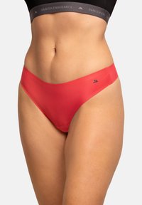 Tanga rouge en tissu lisse avec un design taille basse. Présente une ceinture grise avec le logo "DANISH ENDURANCE" et des coutures minimales.