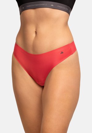 Tanga rouge en tissu lisse avec un design taille basse. Présente une ceinture grise avec le logo "DANISH ENDURANCE" et des coutures minimales.
