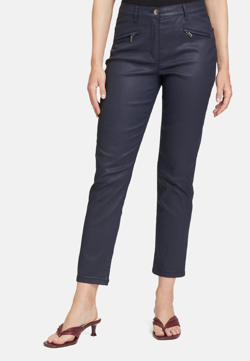 Marineblau taillierte Hose mit einer eleganten, glatten Textur, ausgestattet mit zwei Reißverschlusstaschen auf der Vorderseite und einem Knopfverschluss.